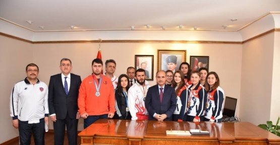 Şampiyon sporculardan Vali Aktaş’a ziyaret