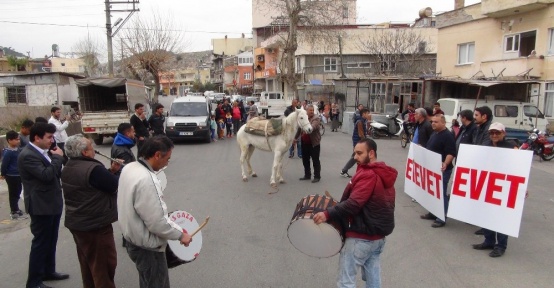 Silifke’de at sırtında davullu zurnalı referandum çalışması