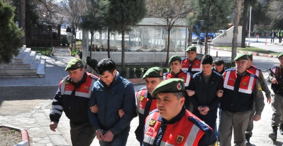 Tren yolu cinayetinin zanlıları adliyeye çıkarıldı
