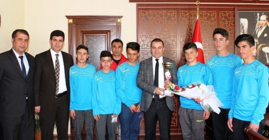 Türkiye birincisi öğrencilerden Kaymakam Yaşar’a ziyaret