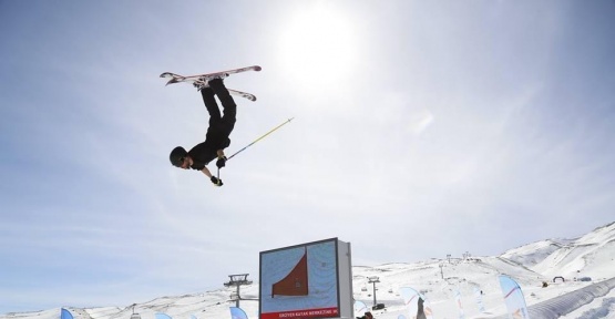 Üniversiteli sporcular düşe kalka yarışarak renkli görüntüler oluşturdu