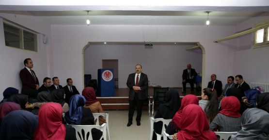 Vali İsmail Ustaoğlu, Kız Anadolu İHL öğrencileriyle buluştu