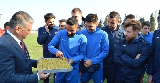 Vali Yazıcı Balıkesirspor’u ziyaret etti