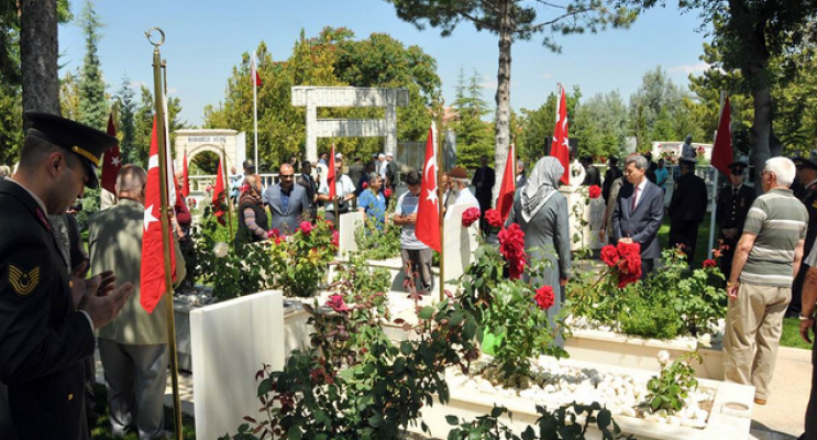 Karaman'da Vali Vekili Kaya Çelik, Şehitliği Ziyaret Etti