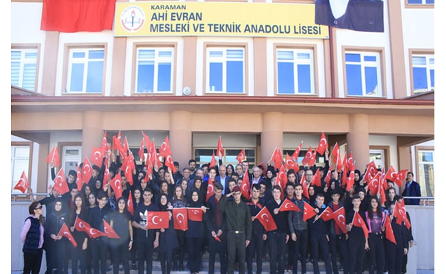 AHİ EVRAN OKULU ÖĞRENCİLERİNDEN MEHMETÇİK İÇİN AFRİN GÖSTERİSİ
