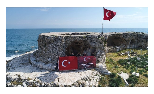 Dalgıçlar Denizde Türk Bayrağı Açtı