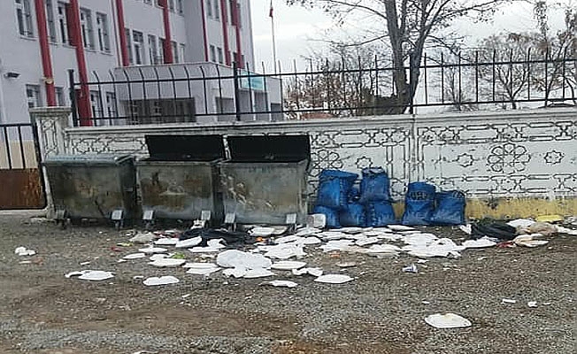 İLKOKUL ÖNÜNDEKİ ÇÖP YIĞINLARINA TEPKİ