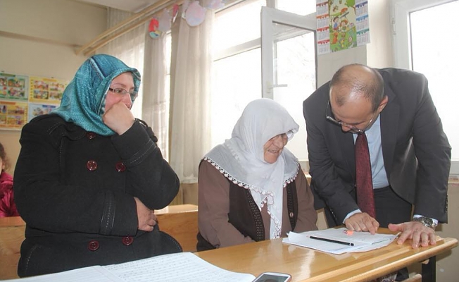 Ustaoğlu, ‘Okuma Yazma seferberliği’ kapsamında Bitlis’te 543 kursun açıldığını söyledi