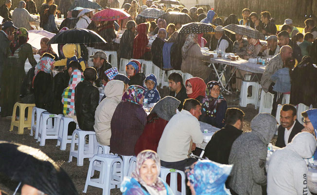 İFTAR SOFRASINA YAĞMURA RAĞMEN BÜYÜK İLGİ
