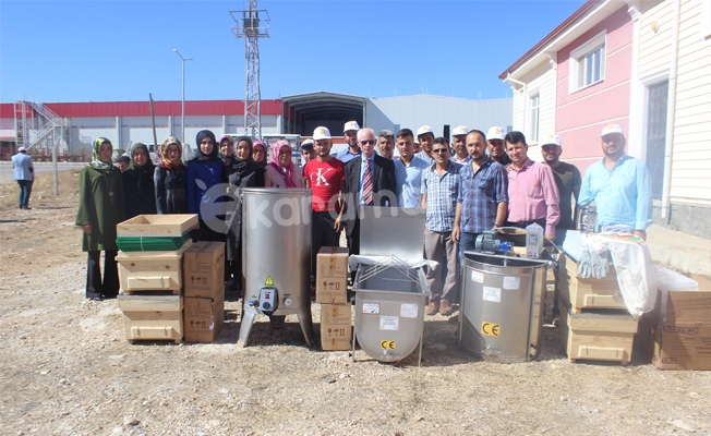 Genç Çiftçilere Arı Yetiştiriciliği ve Bal Üretimi Konusunda Malzemeleri Dağıtıldı