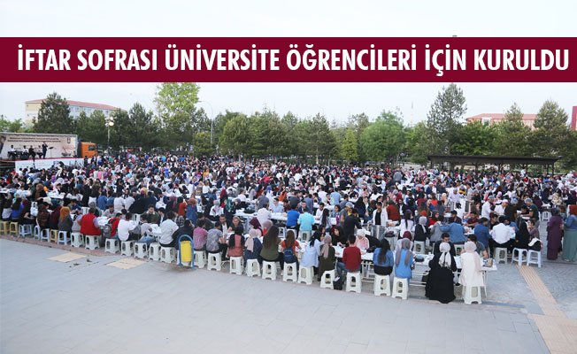 İFTAR SOFRASI ÜNİVERSİTE ÖĞRENCİLERİ İÇİN KURULDU