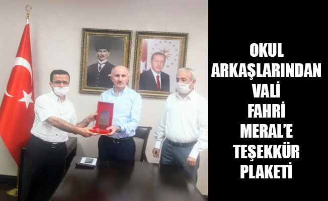 OKUL ARKAŞLARINDAN VALİ FAHRİ MERAL’E TEŞEKKÜR PLAKETİ