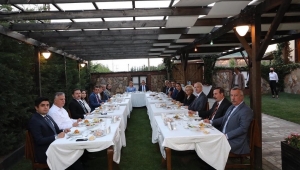  Vali BİLGİN ve Hanımefendiden tayini çıkan mülki idari amirlerine veda yemeği…