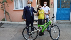 Başkan Aktaş’tan lösemi hastası Murat’a bisiklet