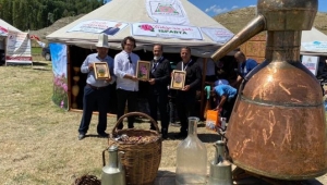 Emine Erdoğan’a, Isparta Gülü Tablosu hediye edildi