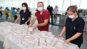  Aşure kazanları sağlıkçılar için kaynadı