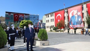 Vali/Belediye Başkan V. Sayın H. Engin Sarıibrahim, 30 Ağustos Zafer Bayramı’nın 98. yıl dönümü münasebetiyle düzenlenen Atatürk Anıtına çelenk sunma törenine katıldı