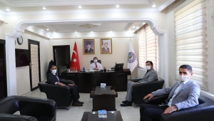 Vali/Belediye Başkan V. Sayın H. Engin Sarıibrahim’i Sürücü Kursları Federasyonu Doğu Anadolu Bölge Başkanı Kenan Çetin, beraberindeki üyeleri ile birlikte ziyaret etti