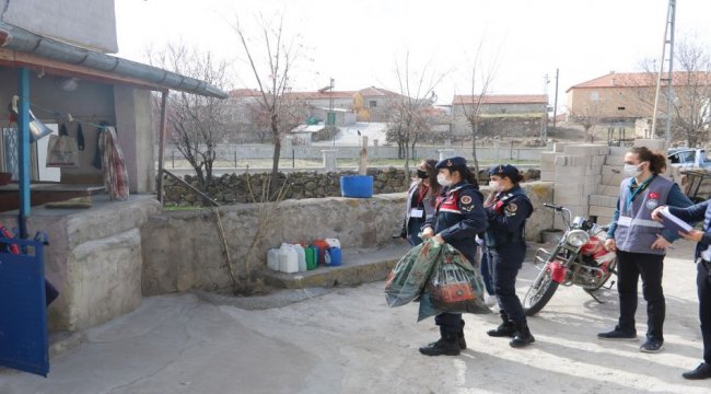 Aksaray Jandarma'dan ihtiyaç sahiplerine anlamlı yardım