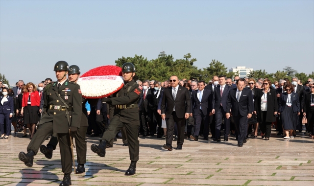 Bakan Çavuşoğlu, 13. Büyükelçiler Konferansı'na katılan büyükelçilerle Anıtkabir'i ziyaret etti