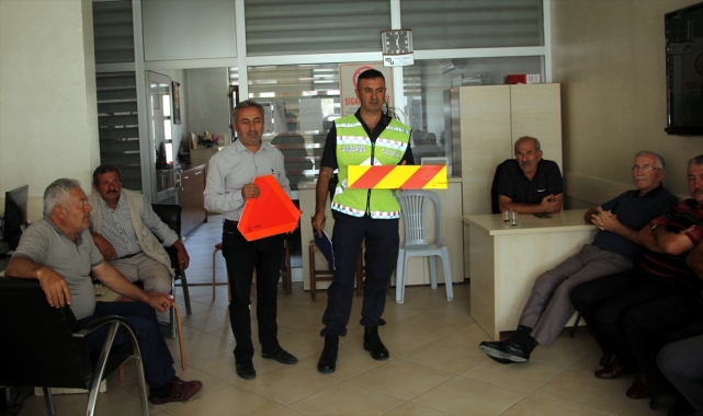 Beypazarı'nda jandarmadan traktör sürücülerine reflektör uyarısı