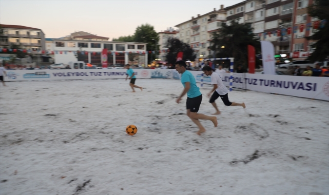 Çankırı'da tuz festivali öncesi tuzdan sahada maç yapıldı