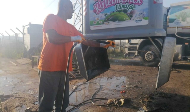 Kırşehir'de çöp konteynerleri temizlenip ilaçlanıyor