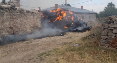 Konya'da 1200 saman balyası ve iki römork yandı