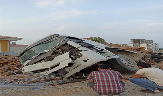 Mersin'de kamyonun otomobile çarpması sonucu 5 kişi yaralandı