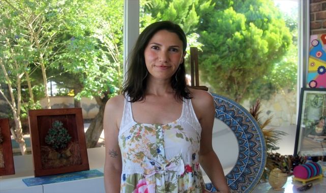 Mersin'de tekstil mühendisi kadın, yünlerden tablo yapıyor