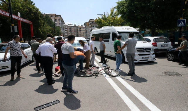 Sivas'ta hafif ticari aracın çarptığı bisikletli çocuk yaralandı