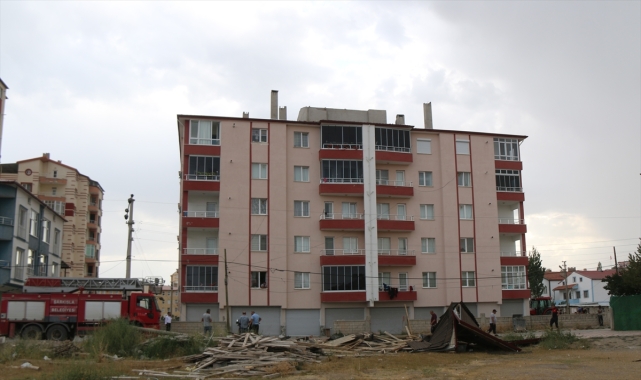 Sivas'ta şiddetli rüzgar çatı uçurdu