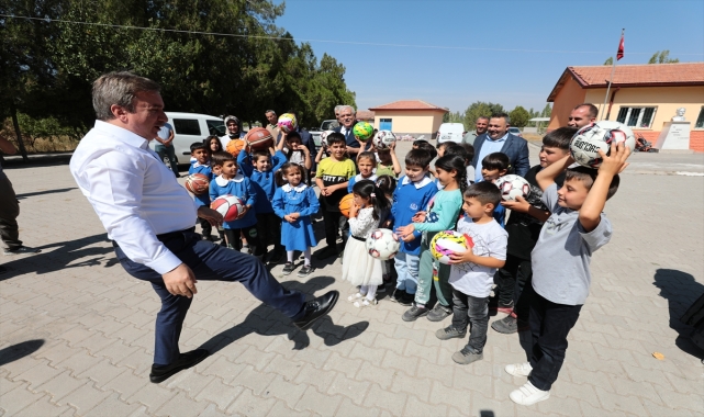 Aksaray Valisi Hamza Aydoğdu, köy okulunun duvarını boyadı