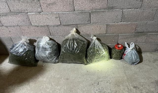Konya'da evin toprak zeminine gömülmüş 9 kilo 750 gram esrar ele geçirildi