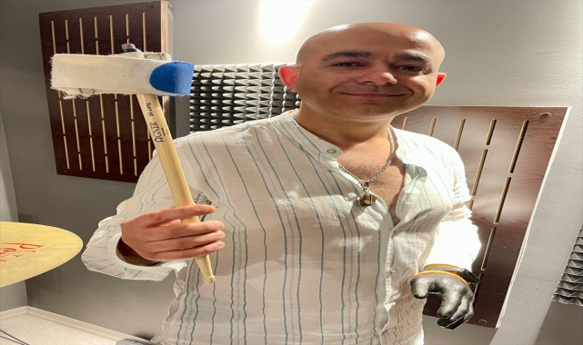 Mehmet Akif öğretmen, ampute koluna sabitlediği bagetle bateri çalıyor