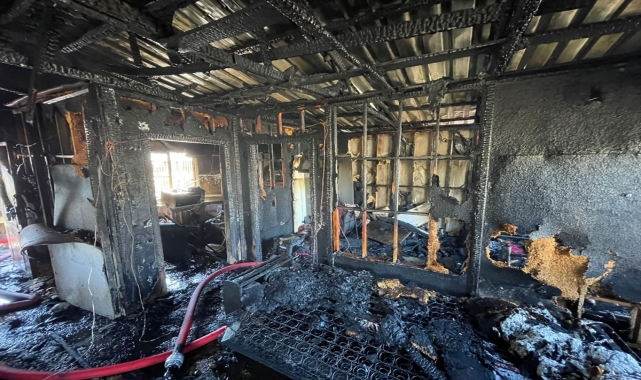 Mersin'de yangın çıkan ev kullanılamaz hale geldi