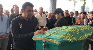 MERSİN - Emniyet müdürü çiftin trafik kazasında ölen oğlunun cenazesi defnedildi