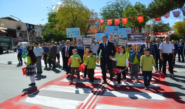 Öğrenciler yaya geçitlerini