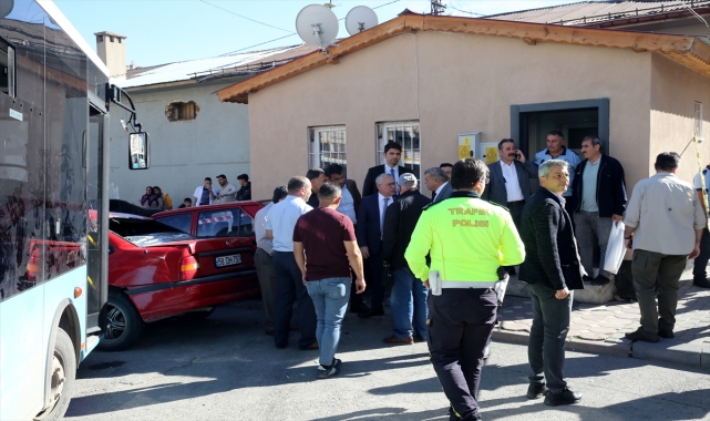Sivas'ta halk otobüsünün park halindeki araçlara çarptığı kazada 7 kişi yaralandı