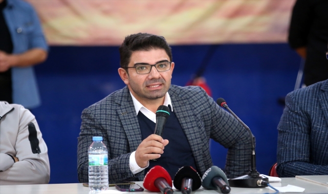 Kayserispor'un yönetici ve futbolcuları öğrencilerle buluştu