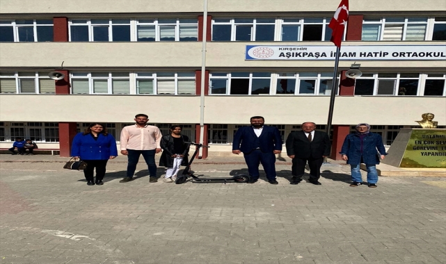 Kırşehir'de hadis yarışmasında dereceye giren öğrenciye ödül verildi