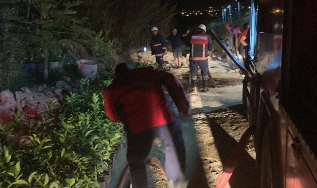 Mersin'de muz serasının ardiye bölümünde çıkan yangın söndürüldü