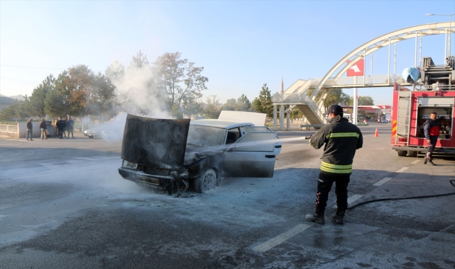 Sivas'ta seyir halindeki otomobilde çıkan yangın söndürüldü