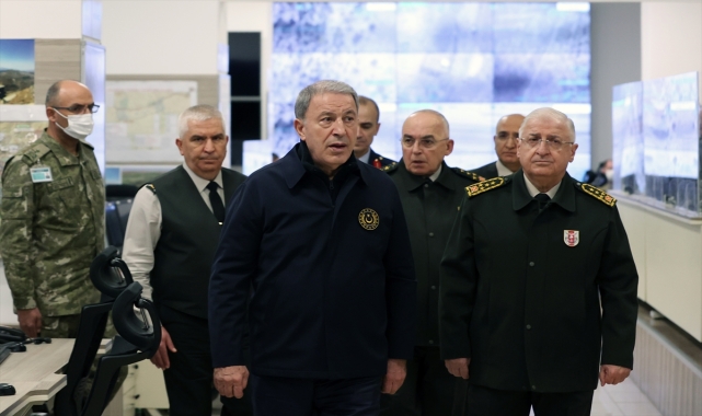 Bakan Akar, Pençe-Kılıç Harekatı'na ilişkin brifing aldı