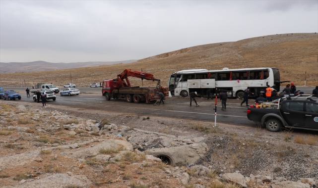 GÜNCELLEME - Sivas'ta otobüs devrildi, 2 kişi öldü, 30 kişi yaralandı