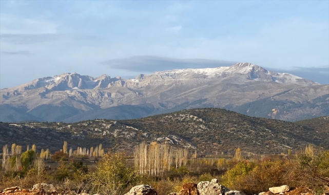Konya'da Anamas Dağı'nın Dedegöl zirvesine mevsimin ilk karı yağdı