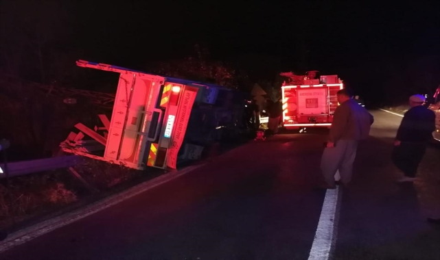 Mersin'de devrilen kamyonetteki 3 kişi yaralandı