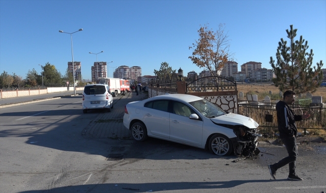 Sivas'ta otomobillerin çarpıştığı kazada bir öğrenci öldü, 2 kişi yaralandı