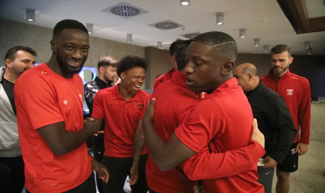 Sivasspor'da Keita ve Erdoğan'a sürpriz doğum günü kutlaması yapıldı