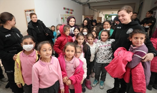 Aksaray'da polis adayları öğrencilere giysi yardımında bulundu